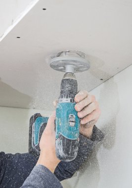 ampul altında erkek ellerini keser deliği