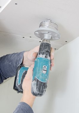 ampul altında erkek ellerini keser deliği