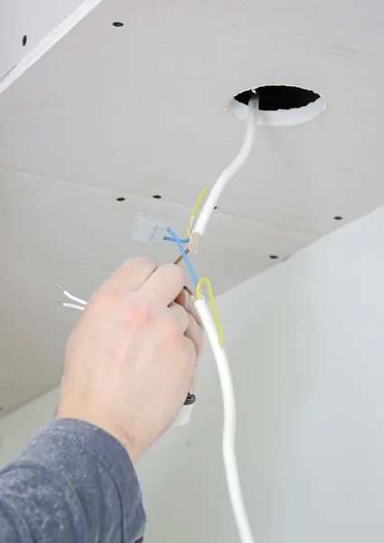 Mãos masculinas instalando soquete para lâmpada — Fotografia de Stock