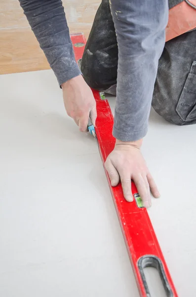 Mannelijke handen meten en snijden gips gipsplaat — Stockfoto