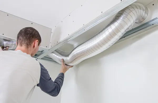 Hombre instalando sistema de ventilación en interiores — Foto de Stock