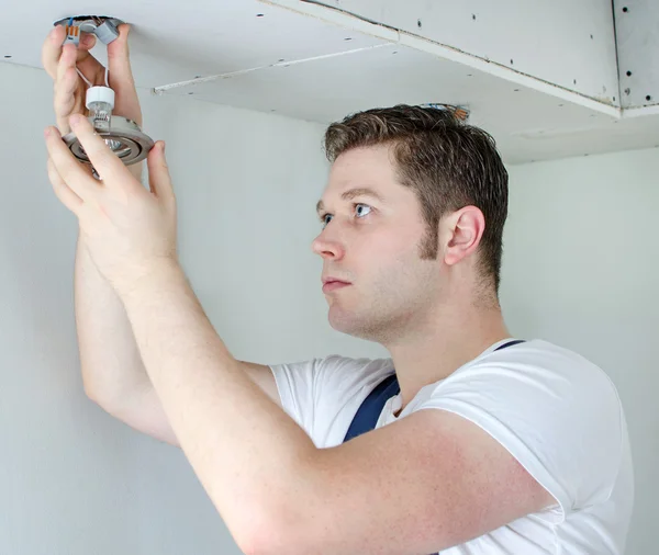 Elettricista certificato che installa lampadina — Foto Stock