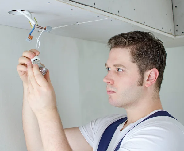 Zertifizierter Elektriker installiert Steckdose für Glühbirne — Stockfoto