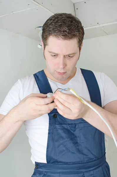 Électricien certifié travaillant avec un câble — Photo