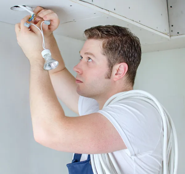 Zertifizierter Elektriker installiert Steckdose für Glühbirne — Stockfoto