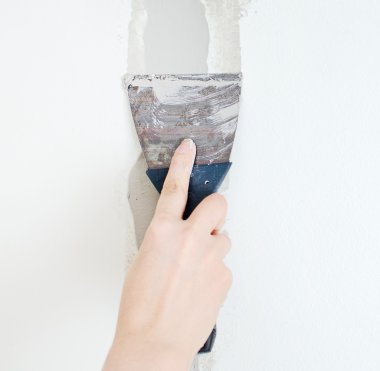 el ile spackling hamur duvar onarır.