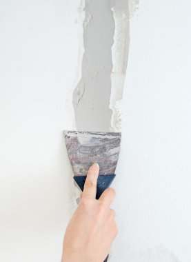 el ile spackling hamur duvar onarır.