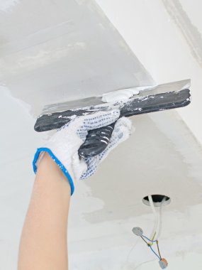 el ile spackling yapıştırma alçı Alçıpan çerçeve onarır.