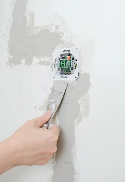 Женский ручной ремонт стен с пастой шпаклевки — стоковое фото