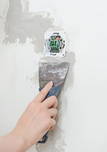 Female hand repairs wall with spackling paste — Stock Photo, Image