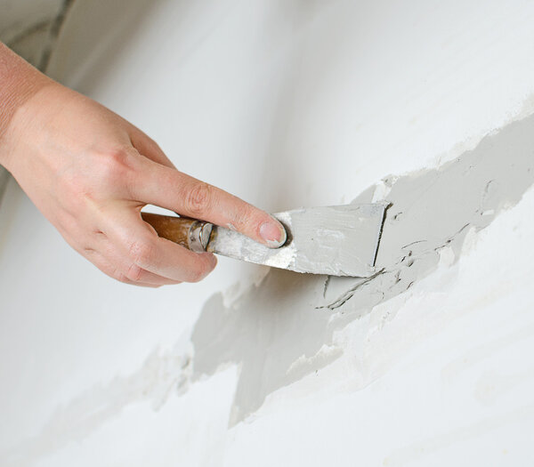 Женский ручной ремонт стен с пастой шпаклевки

