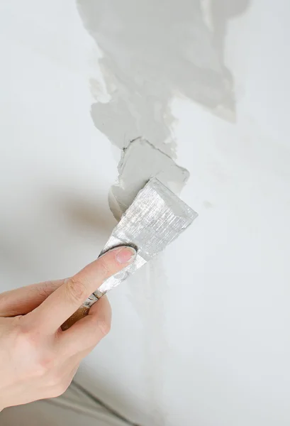 Female hand repairs wall with spackling paste — Stock Photo, Image