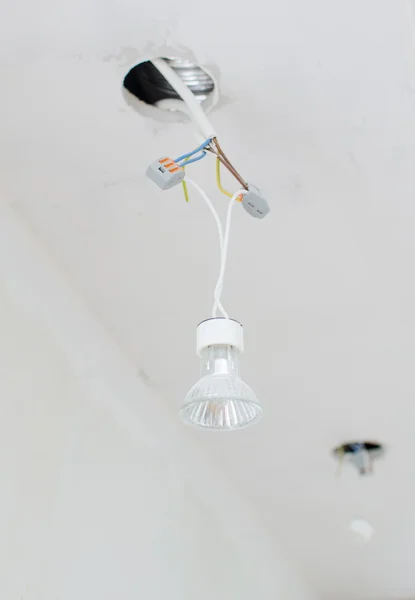 Undone halogen light bulbs on electric wires. — Stock Photo, Image