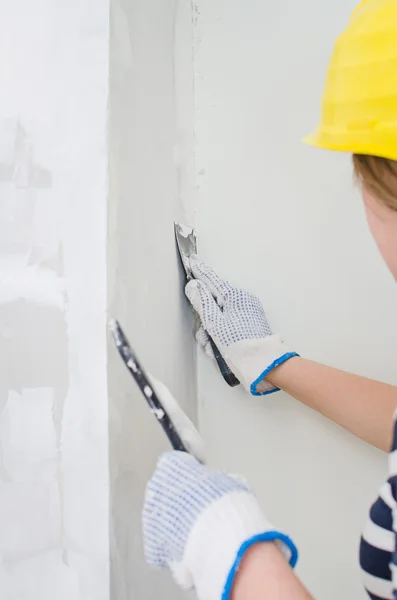 Parete di riparazione intonaco femminile con pasta spackling — Foto Stock