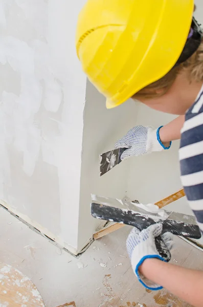 Mur de réparation de plâtre femelle avec pâte à tartiner — Photo