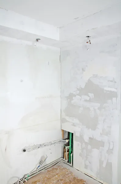 Room renovation. Gypsum plasterboard with undone socket bulbs. — Stock Photo, Image