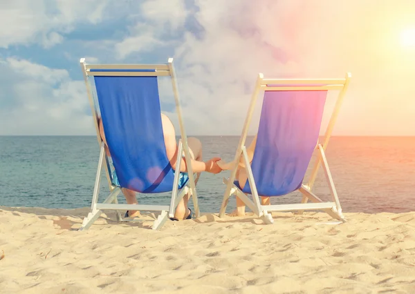 Par njuter av sommarlovet på stranden — Stockfoto