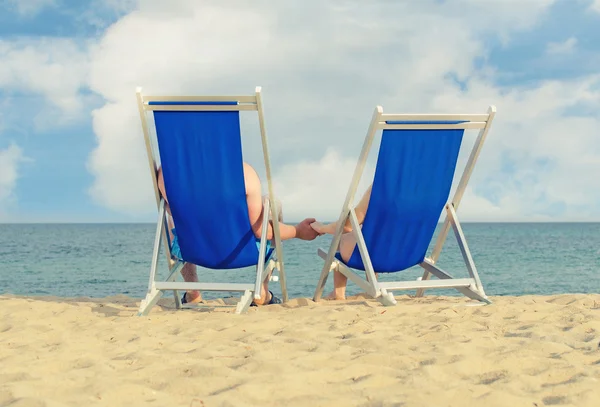 Couple profitant de vacances d'été sur la plage — Photo