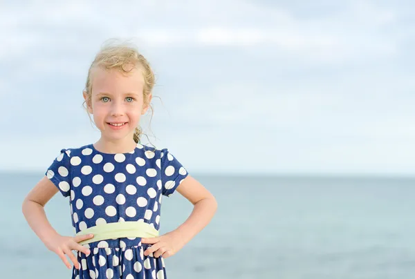 小さな女の子が海辺での休暇を楽しんでします。テキストのための場所. — ストック写真