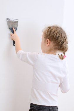 küçük kız tamirat duvar spackling Yapıştır.