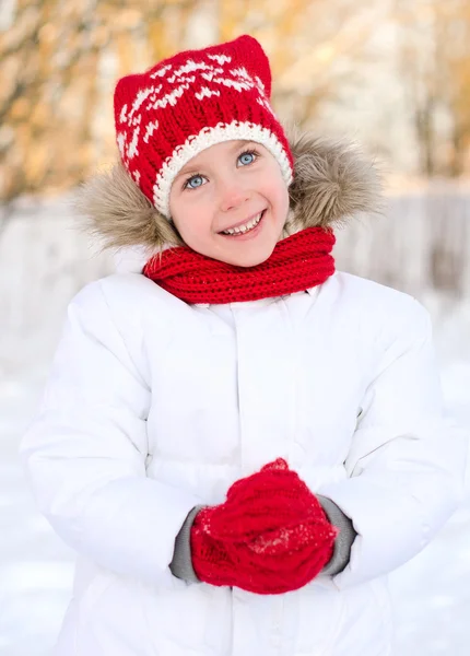 Ganska leende liten flicka på vintern. — Stockfoto