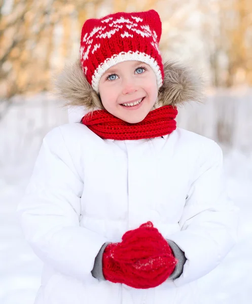 Jolie petite fille souriante en hiver . — Photo