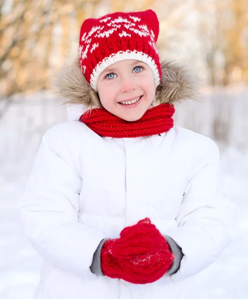 Ganska leende liten flicka på vintern. — Stockfoto