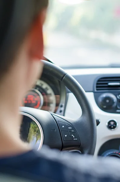 Male driver view from the back seat. — Stock Photo, Image