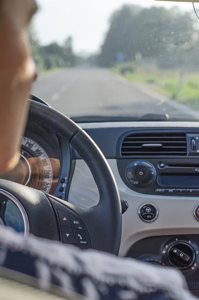 Männlicher Fahrerblick vom Rücksitz. — Stockfoto