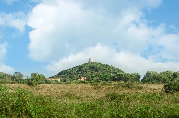 Régi világítótorony a hegyi hill. — Stock Fotó