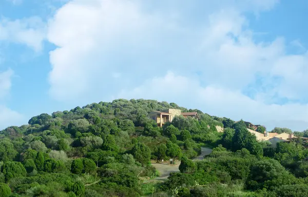 Casa en las verdes colinas de montaña . — Foto de Stock