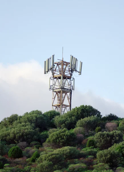 Mobilfunkturm auf dem Gipfel des Berges. — Stockfoto