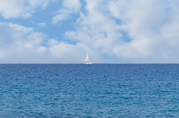 Ocean spokojny krajobraz z biały jacht z daleka od — Zdjęcie stockowe