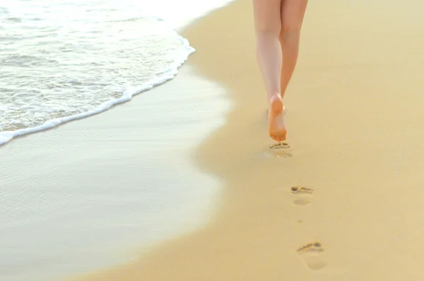 对女性的腿在一个海滩上. — 图库照片