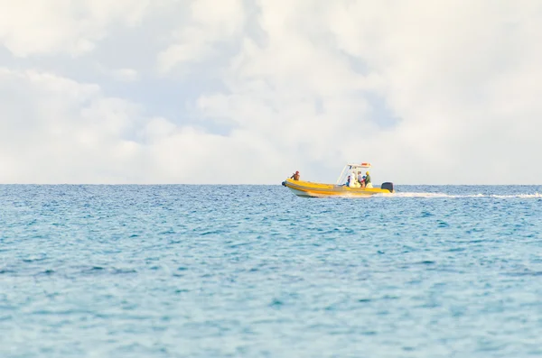 Lancha a motor que viaja por la costa . — Foto de Stock