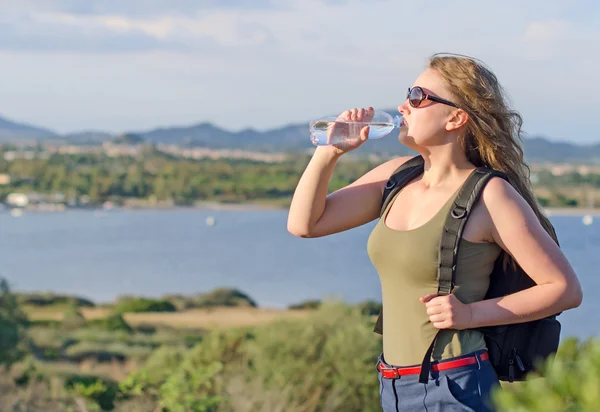 Turista cansada. Agua potable . — Foto de Stock