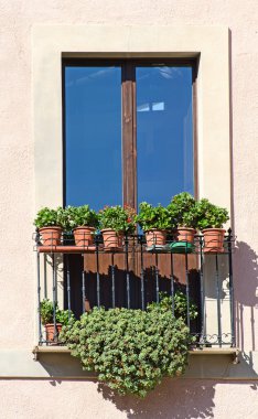 eski İtalyan balkon çiçekleri ile.