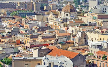 birçok şehir rooftops görünümünü.