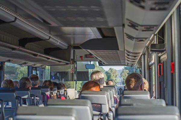 Widok z wnętrza autobusu z pasażerami. — Zdjęcie stockowe