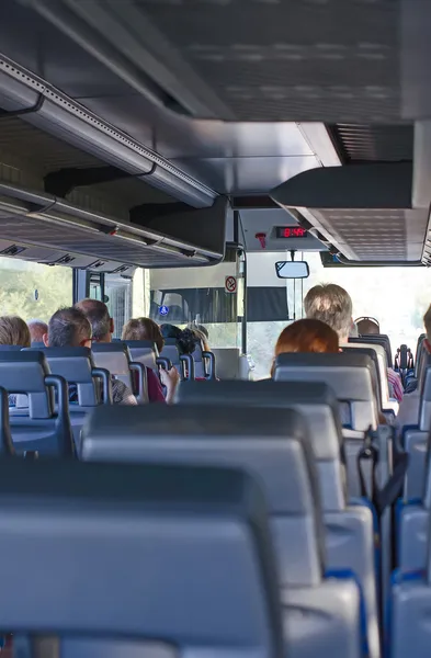 Pohled zevnitř autobusu s cestujícími. — Stock fotografie