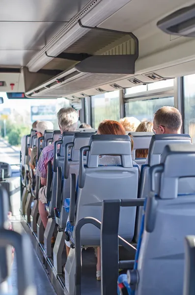 Vista de dentro do ônibus com passageiros. — Fotografia de Stock