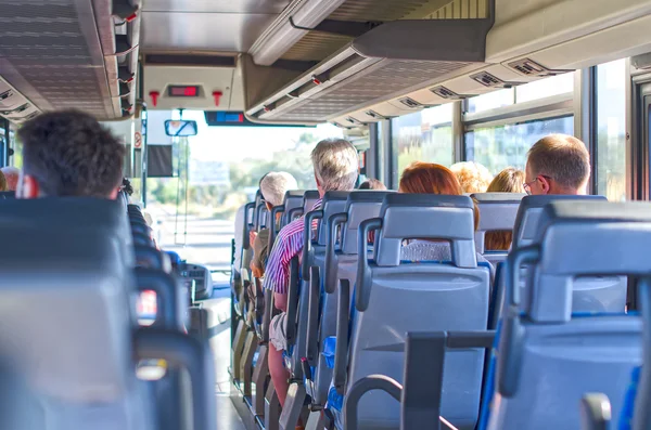 Uitzicht vanuit de bus met passagiers. — Stockfoto