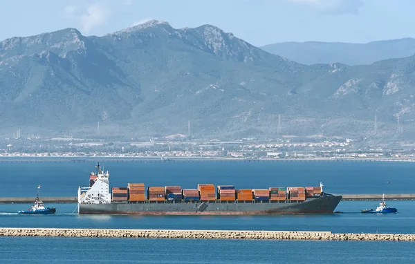 Большой грузовой корабль отправляется на верфь . — стоковое фото