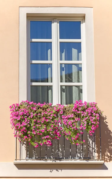 Old italian balcony with flowers. — Stock Photo, Image