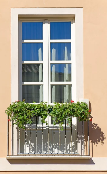 Stare włoskie balkon z kwiatami. — Zdjęcie stockowe