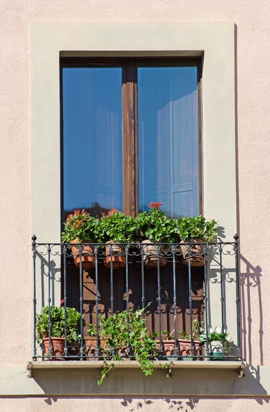 古老的意大利阳台与花. — 图库照片