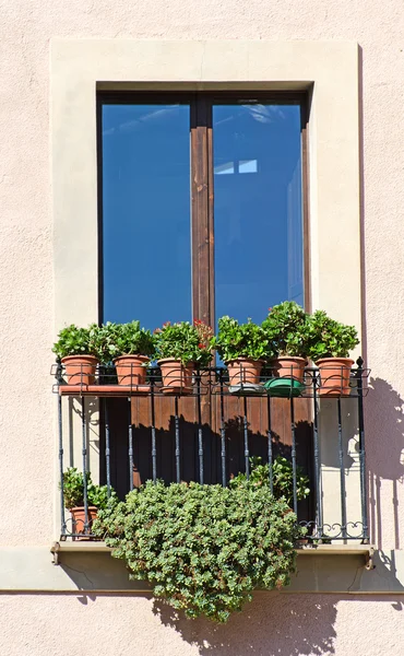 Old italian balcony with flowers. — Stock Photo, Image
