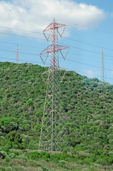 Torres de transmissão CA de alta tensão . — Fotografia de Stock