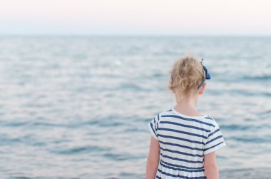 Yalnız küçük bir kız. Arkadan göster.