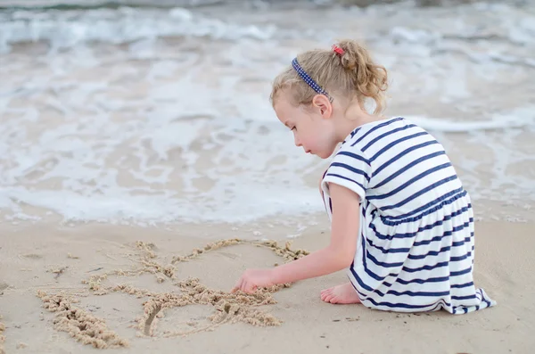 Mała dziewczynka bawiąca się na plaży. — Zdjęcie stockowe